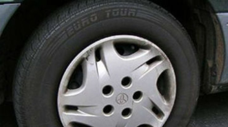 На киевской улице неизвестные прокололи колеса 50 автомобилей