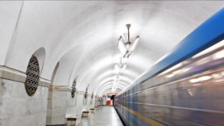 Женщина упала на рельсы на станции столичного метро "Вокзальная"