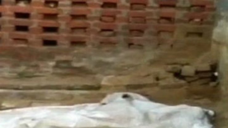 "Убийство чести": После пыток, родители забили камнями дочь и отрезали голову ее парню