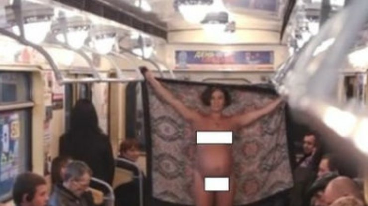 Беременная харьковчанка разделась догола в метро