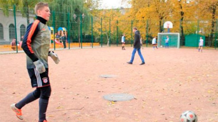 Мэрия Житомира подарила детям футбольное поле с канализационными люками