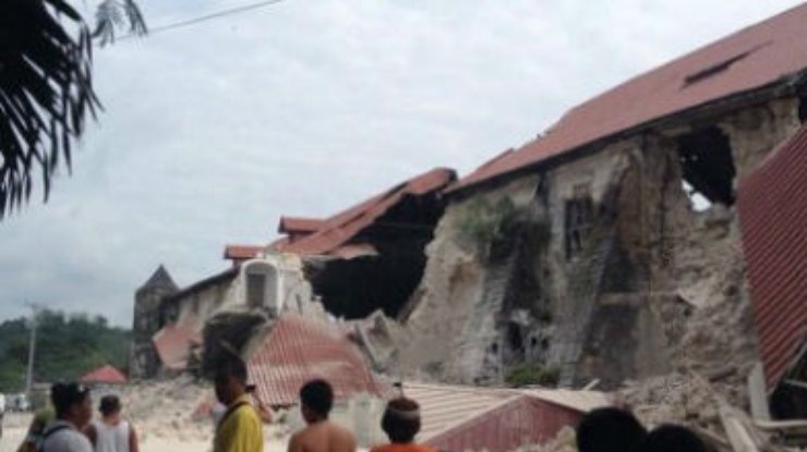 Число погибших в результате землетрясения на Филиппинах перевалило за сотню