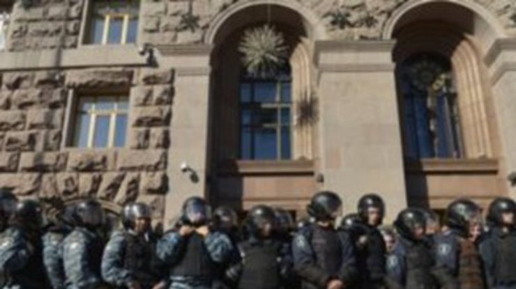 Лидеры оппозиции прошли через кордон милиции у Киевсовета, но внутрь здания не попали
