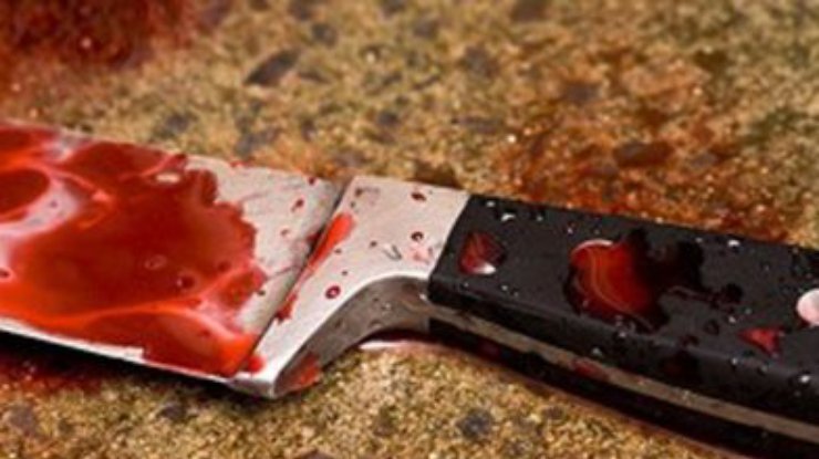 Молодой парень изрезал ножом свою девушку и ее мать, а потом бросился под поезд