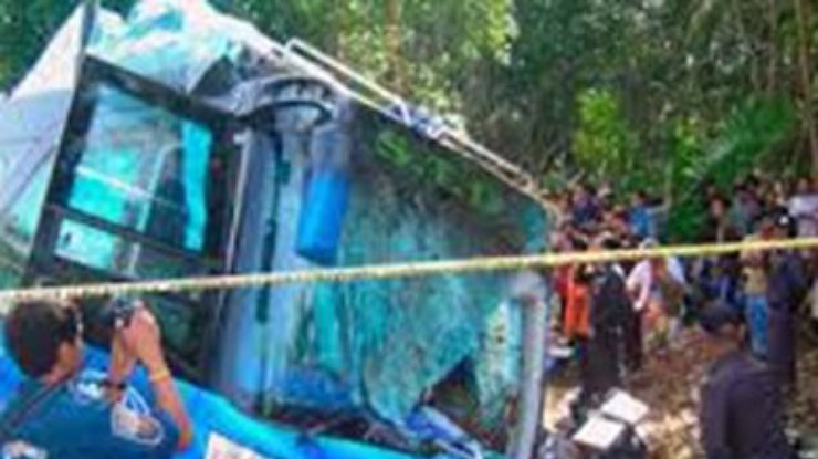 В Таиланде 17 человек погибли в результате аварии с туристическим автобусом