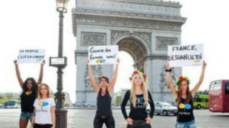 FEMEN разделись перед Марин Ле Пен во Франции