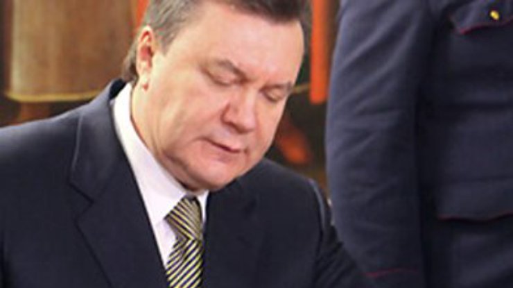 Янукович подписал закон с "поправкой Кличко"