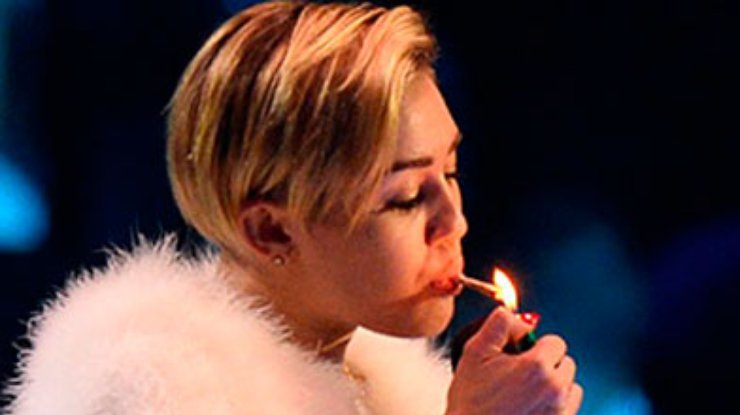 Полиция решила разобраться в курении Майли Сайрус на MTV Europe Music Awards