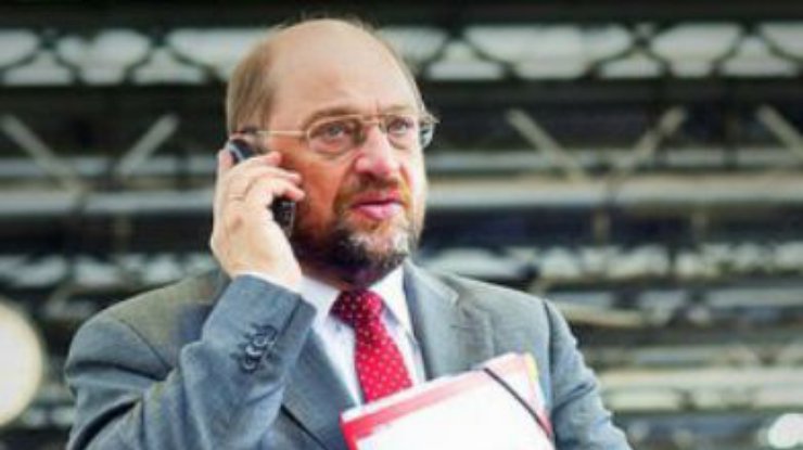 Глава Европарламента спасается от прослушки древним мобильным
