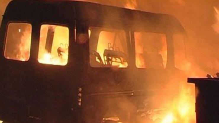 В Киеве ночью горели 10 автомобилей. Спасатели говорят о поджоге