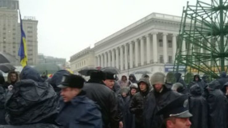 На Майдане произошла первая стычка с милицией