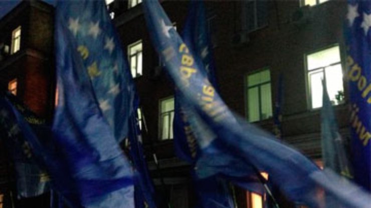 Оппозиционеры пикетируют Окружной админсуд, в который оспорили "заморозку" евроинтеграции