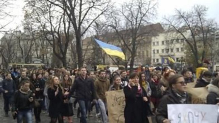 Митингующие в Киеве студенты присоединись к Евромайдану