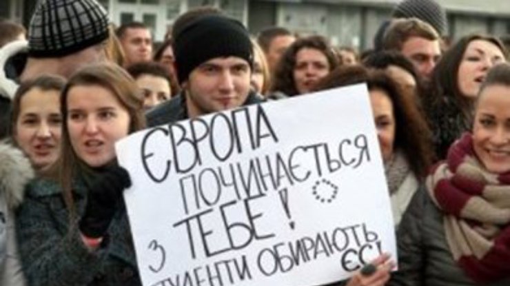 Студенты вручили петицию к Януковичу представителю АП и возвращаются на Майдан