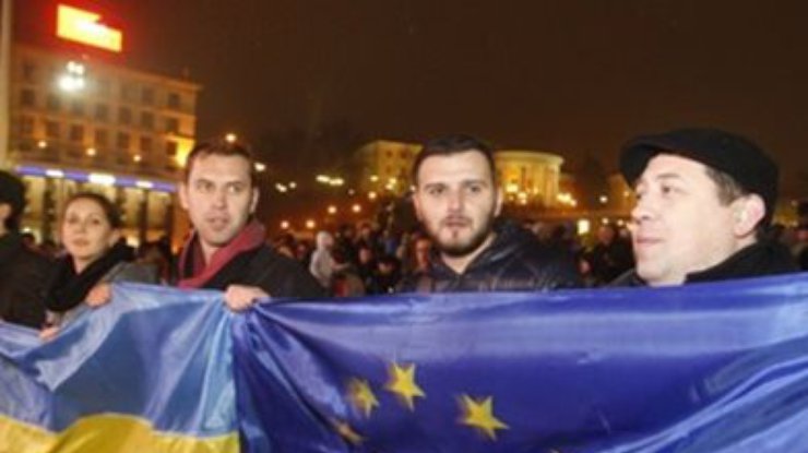 За евроинтеграцию на Майдане продолжает митинговать 20 тысяч человек