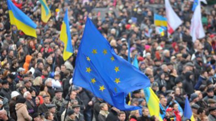 Cтуденты и оппозиция на Майдане требуют отставки Януковича