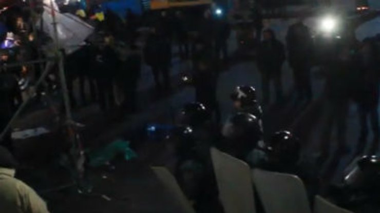 "Евромайдановцев" разогнали из-за установки елки, - милиция