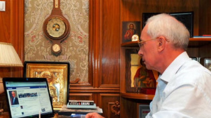Азаров "сбежал" из Facebook'а