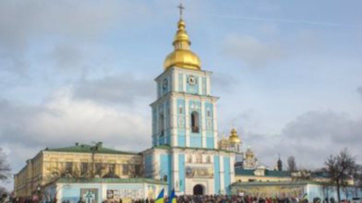 На Михайловскую площадь стекаются тысячи возмущенных киевлян