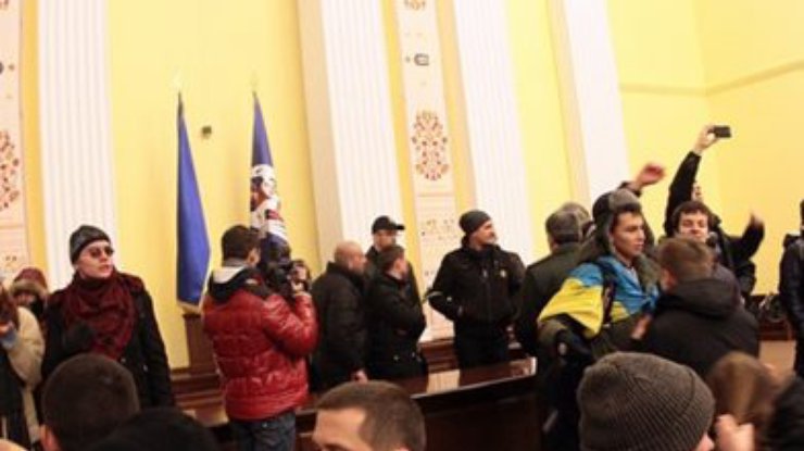 "Свободовцы" захватили здание Киевсовета, - Тягнибок