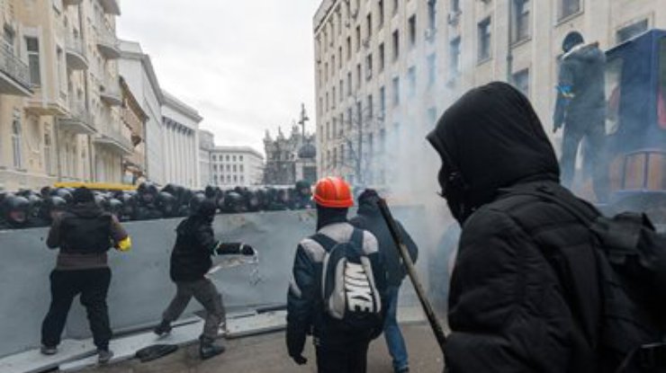 Захарченко утверждает, что драку с "Беркутом" устроили "ультраправые боевики"