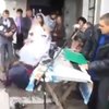На польской свадьбе на молодоженов с крыши упал гость