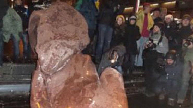 Кулак снесенного Ленина отнесли на Майдан как трофей