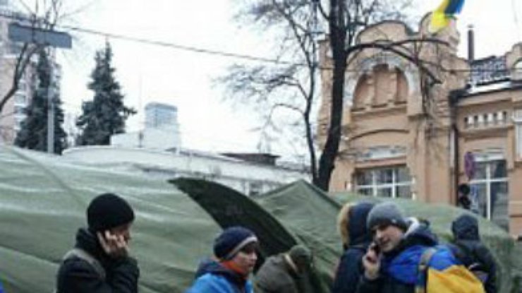 "Беркут" и бойцы внутренних войск окружили группу митингующих на Институтской