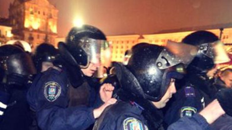 Митингующих вытесняют с проезжей части заблокированных улиц в центре Киева, - МВД