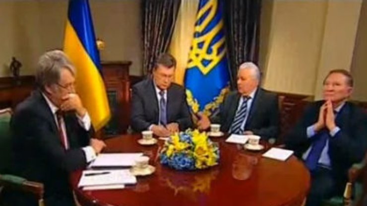 Янукович обсудил с экс-президентами варианты разрешения кризиса