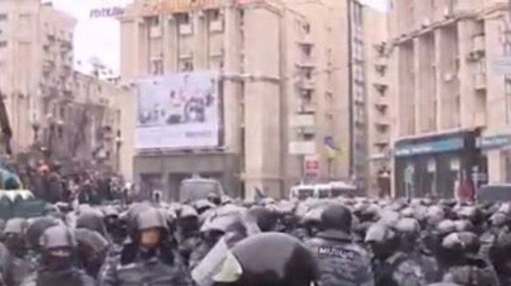 Силовики продолжают попытки штурма баррикады на Майдане