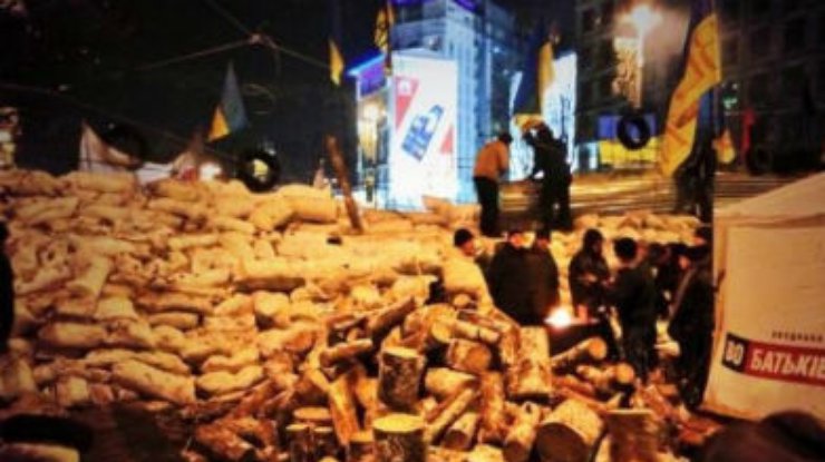 Киевские "евромайдановцы" за ночь возвели 5-метровые баррикады (фото)