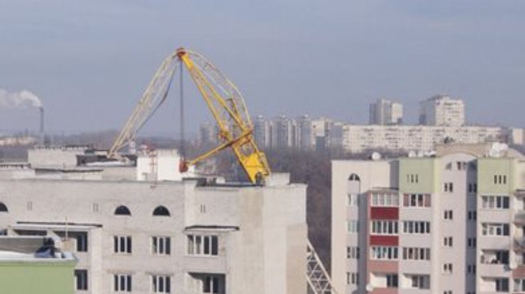 В Харькове на новую высотку рухнул кран