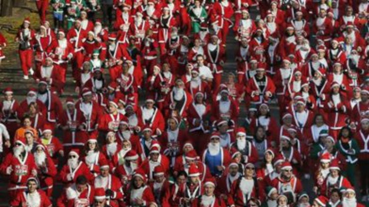 В Испании бежали марафон тысячи Санта Клаусов