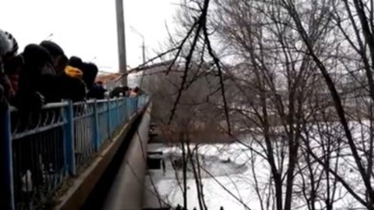 В Кривом Роге автомобиль с моста упал в реку: Трое детей и женщина погибли