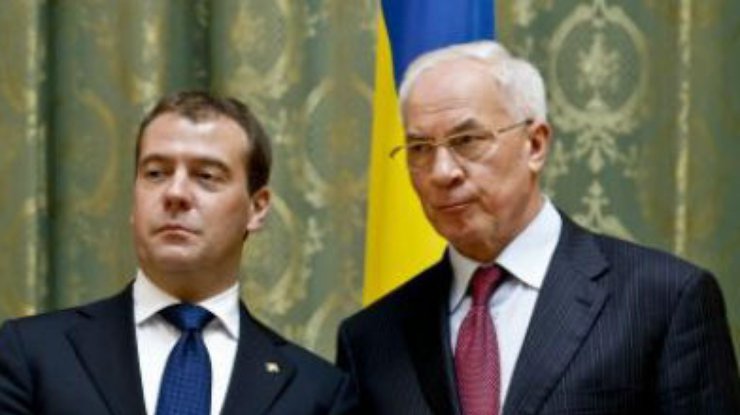 Медведев и Азаров обсудили по телефону экономическое сотрудничество