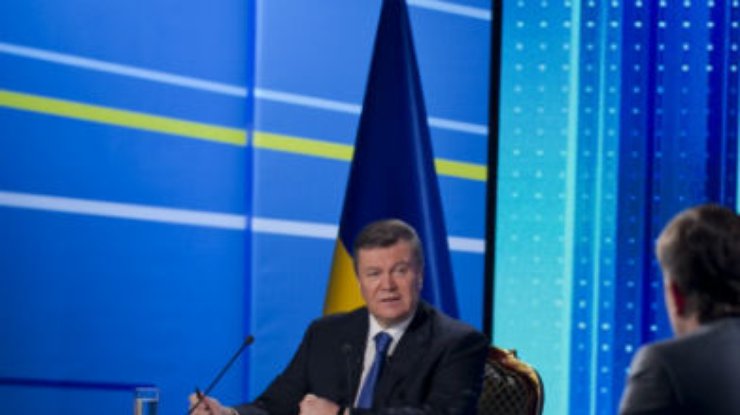 Янукович встретит Новый год, "держа руку на пульсе" страны