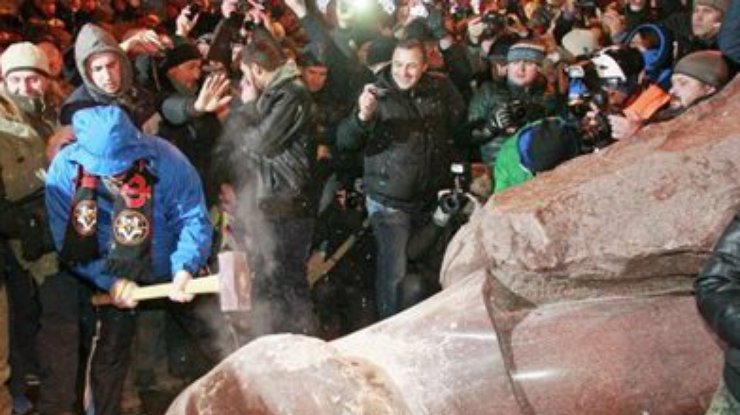 Большинство киевлян считают вандализмом снос памятника Ленину, - опрос