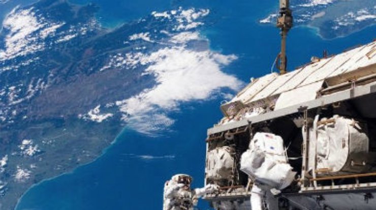 Астронавты ремонтируют МКС в открытом космосе