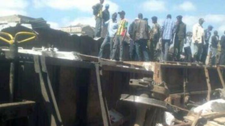 В Найроби товарный поезд упал на жилые бараки