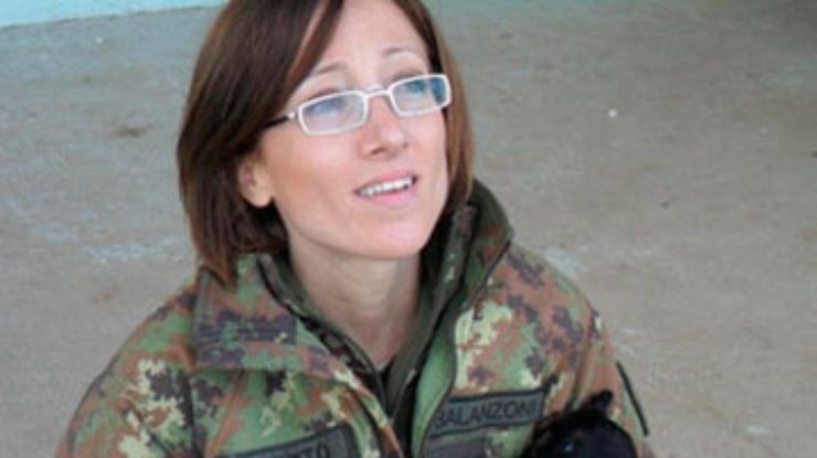 Итальянку-военную судят за спасение кошки в Косово