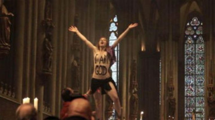 После акции FEMEN в Кельнском соборе могут наказать журналистов