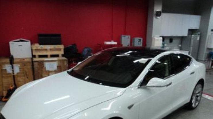 Житель Донецка завез в Украину первый электрокар Tesla