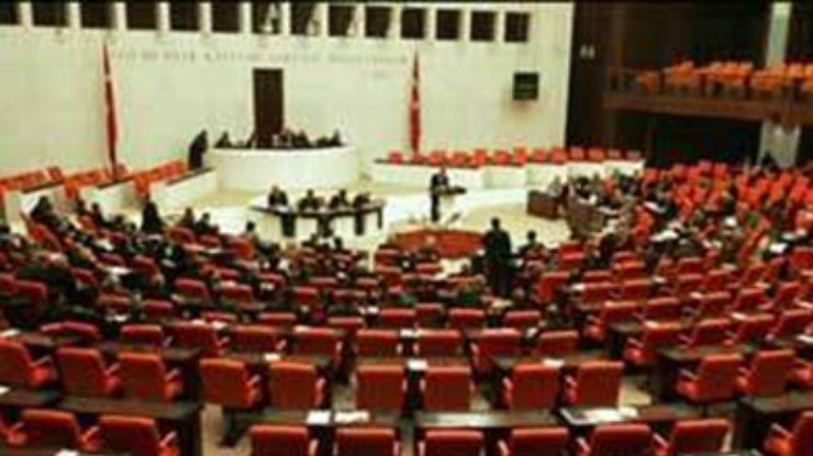 Турецкие политики подрались, обсуждая коррупцию в парламенте