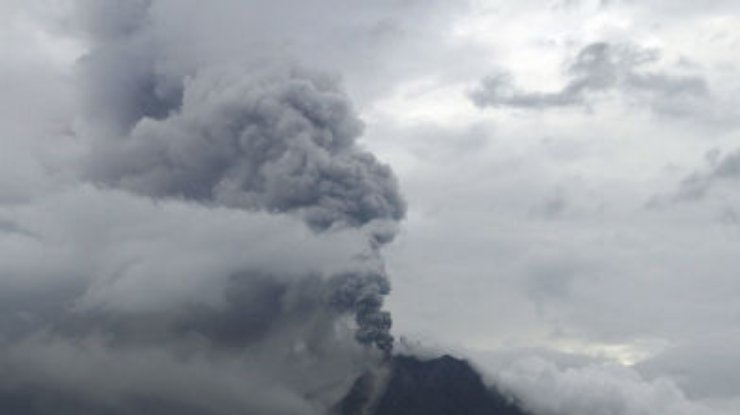 Тысячи людей покинули свои дома из-за вулкана в Индонезии
