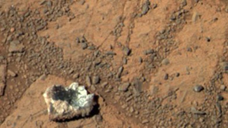 На фотографиях Марса найден "блуждающий камень"