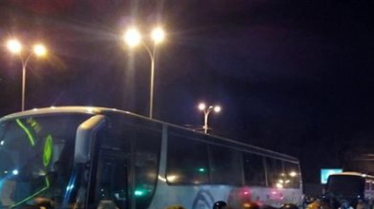 Активисты в Киеве задержали три автобуса с "титушками"