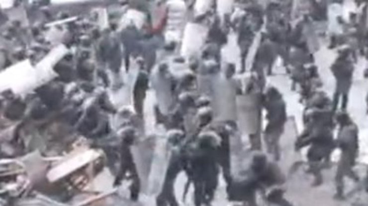 "Беркут" оттеснил протестующих с улицы Грушевского (обновлено)