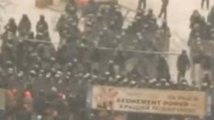 Протестующие подошли вплотную к "Беркуту" с уговорами не применять оружие