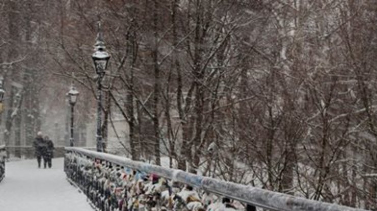 Влюбленные в Киеве остались "без моста" из-за событий в центре столицы
